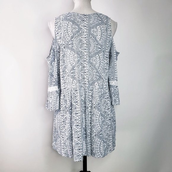 Torrid Gauze Cold Shoulder Top Women's Bell Quarter Sleeve Lace Accent Boho 1X - Picture 6 of 7